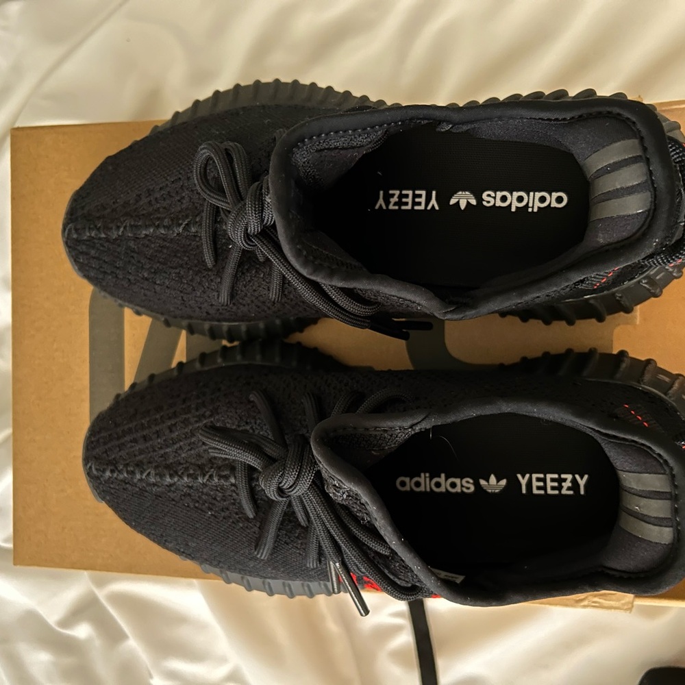 Black Yeezy Boost x Adidas Sneaker SPLY 350